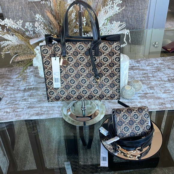 Marc Jacobs Handbags - NWT Marc Jacob hand / crossbody bag